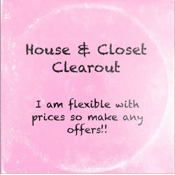 Hi! I am moving so I will be selling clothes, jewelry and accessories. - Picture 1 of 1